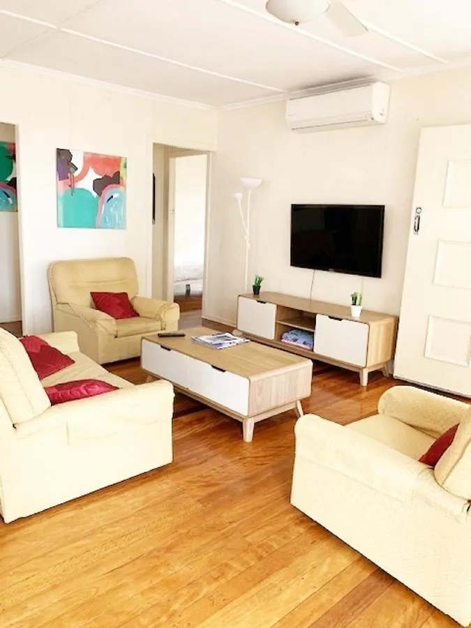 Holiday home The Beach Cottage! Bongaree Australia